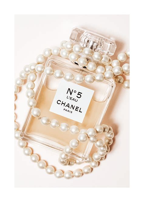 Chanel No5 In Pearls Poster .